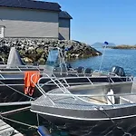 10 Person In * Brattvag