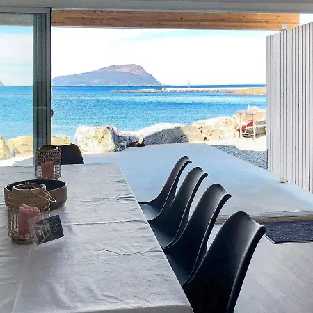 10 Person In Feriehus Brattvåg