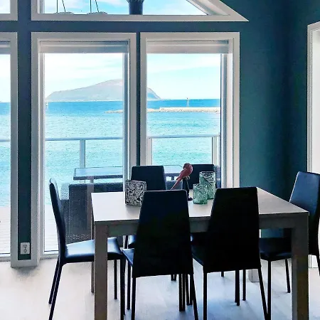 10 Person In Feriehus Brattvåg