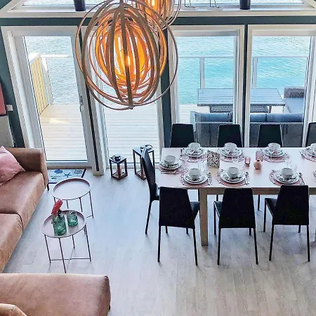 10 Person In * Brattvåg