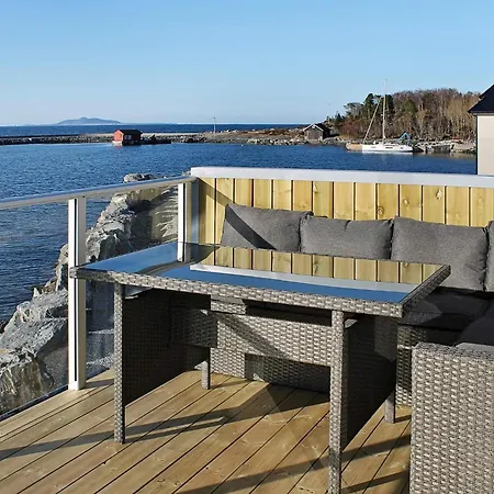 10 Person In * Brattvåg